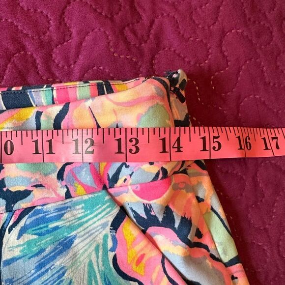 Lilly Pulitzer stretchy short shorts -zero -excellent used condition- w/ pockets - Picture 4 of 7